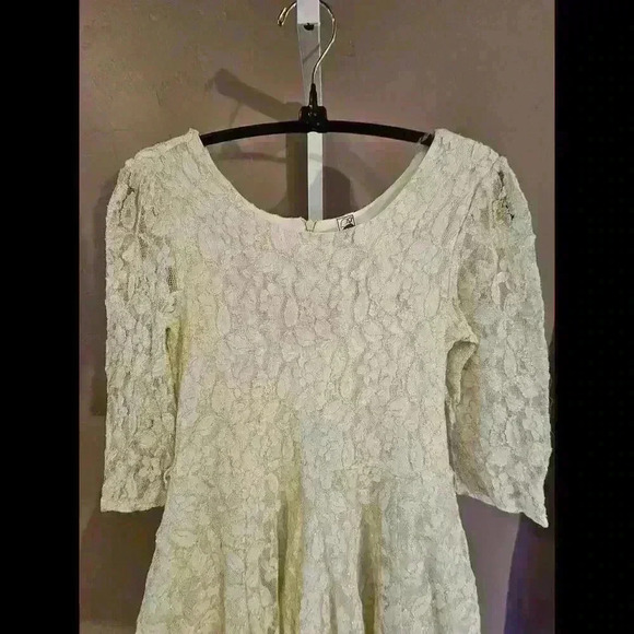 Chic Lace Flared Dress with Tulle Lining - Perfect for Special Occasions - Picture 4 of 5